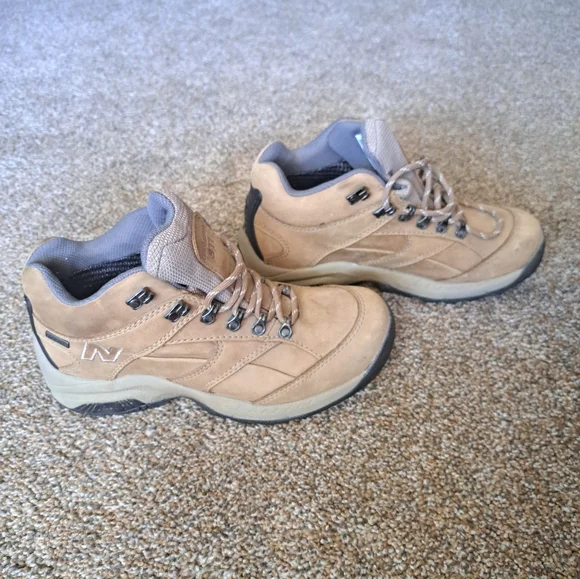 New Balance Hiking Shoe boots Women's size US 7, UK 5, EU 37.5, WW977GT - Picture 4 of 11